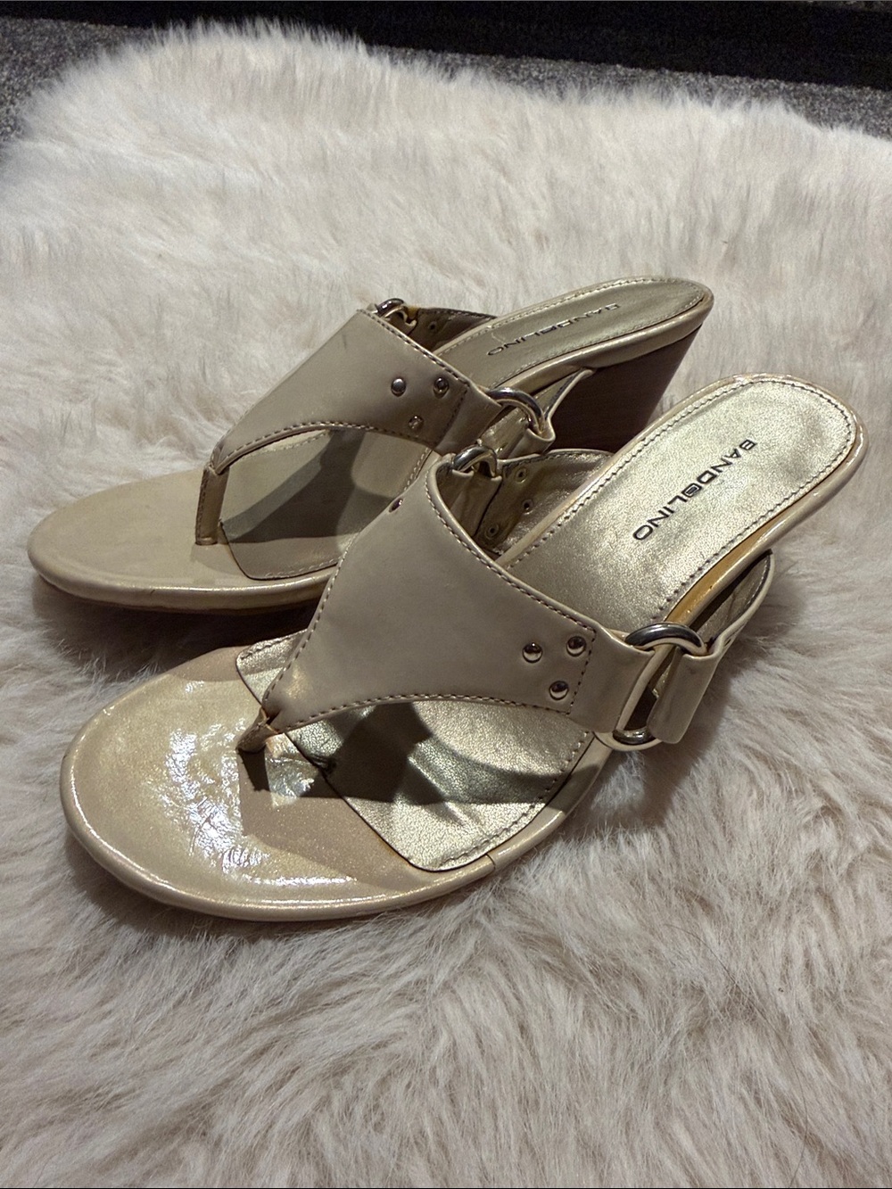 Bandolino Women's Beige/Cream Wedge Thong Sandals